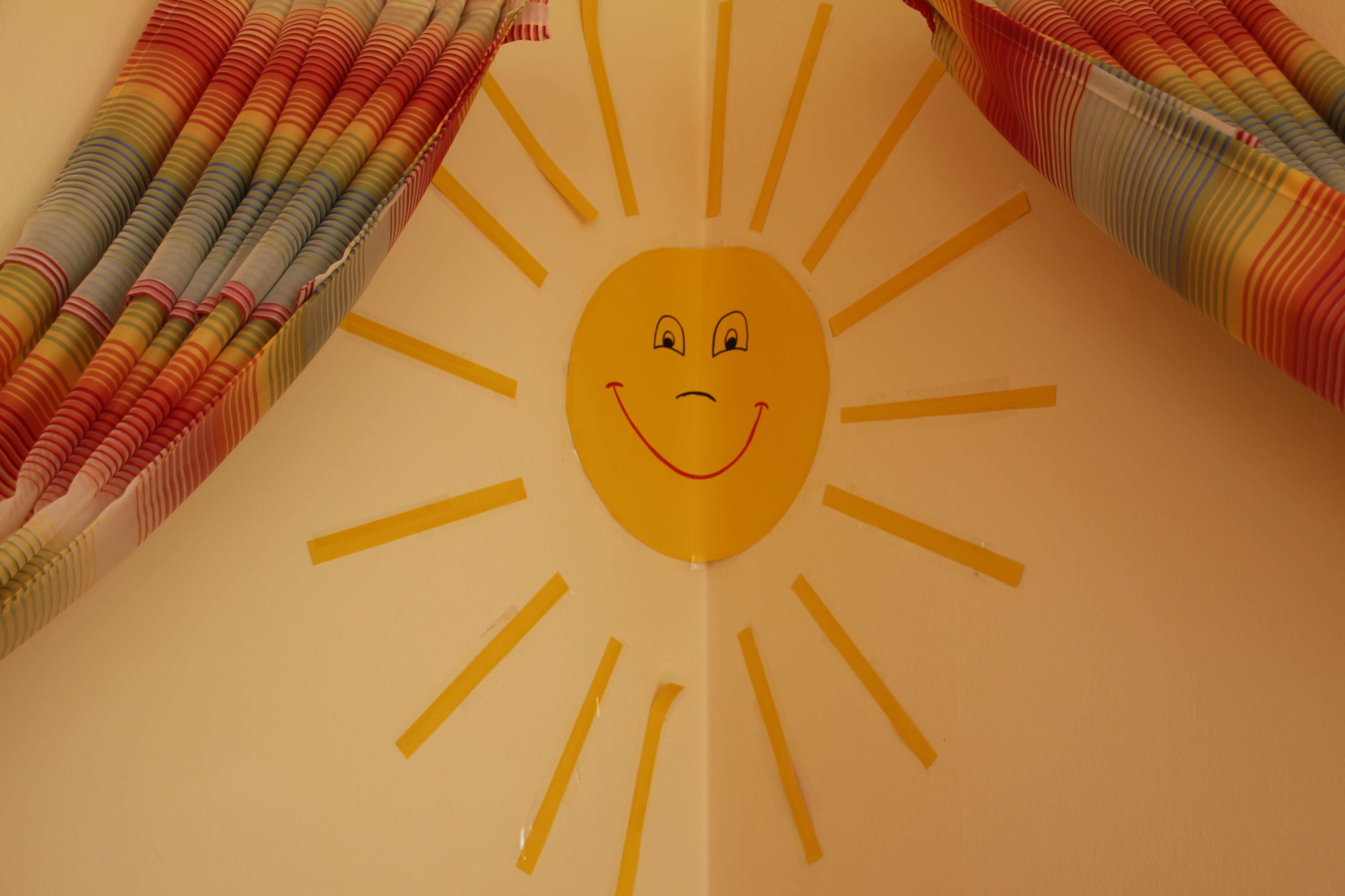 Bild einer gemalten Sonne